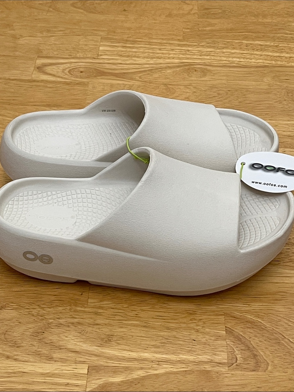 Oofos OOahh + plus unisex slide sandals chalk women’s size 7 men’s size 5 new